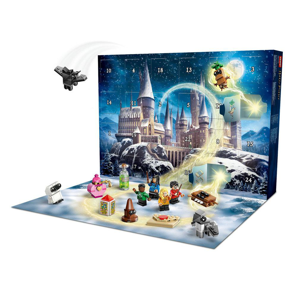 Ein Harry Potter Adventskalender-Set mit Hogwarts-Schloss, Figuren und Zubehör auf verschneitem Hintergrund und einem fliegenden Objekt.