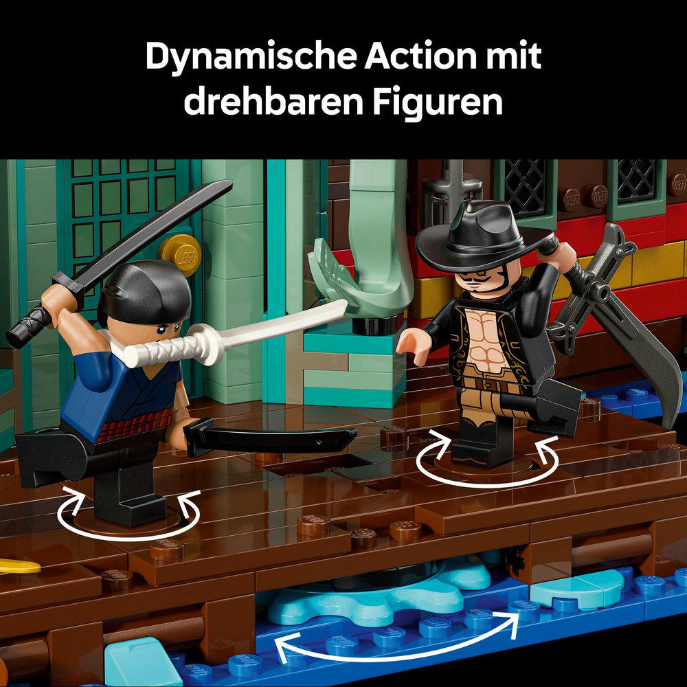 Zwei Lego-Figuren in Aktion. Einer schwingt ein Schwert, der andere hält eine Waffe. Beide stehen auf einer Holzplattform mit Wasser darunter.