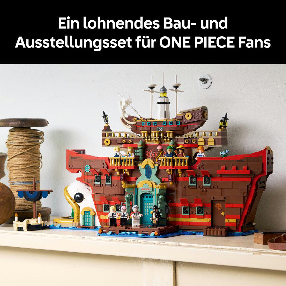 Ein LEGO Piratenschiff-Set. Das Schiff ist braun und rot mit vielen Details. Mehrere Minifiguren sind auf dem Deck. Ein weißer Hintergrund.