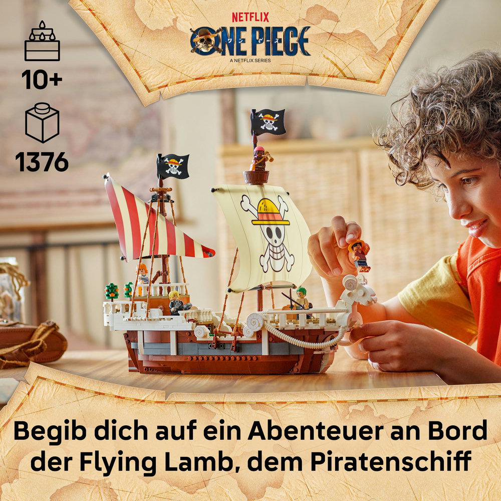 Ein Kind spielt mit einem Lego-Piratenschiff. Das Schiff hat eine Totenkopffahne und ein Segel mit einem Cartoon-Bild. Die Szene ist drinnen.