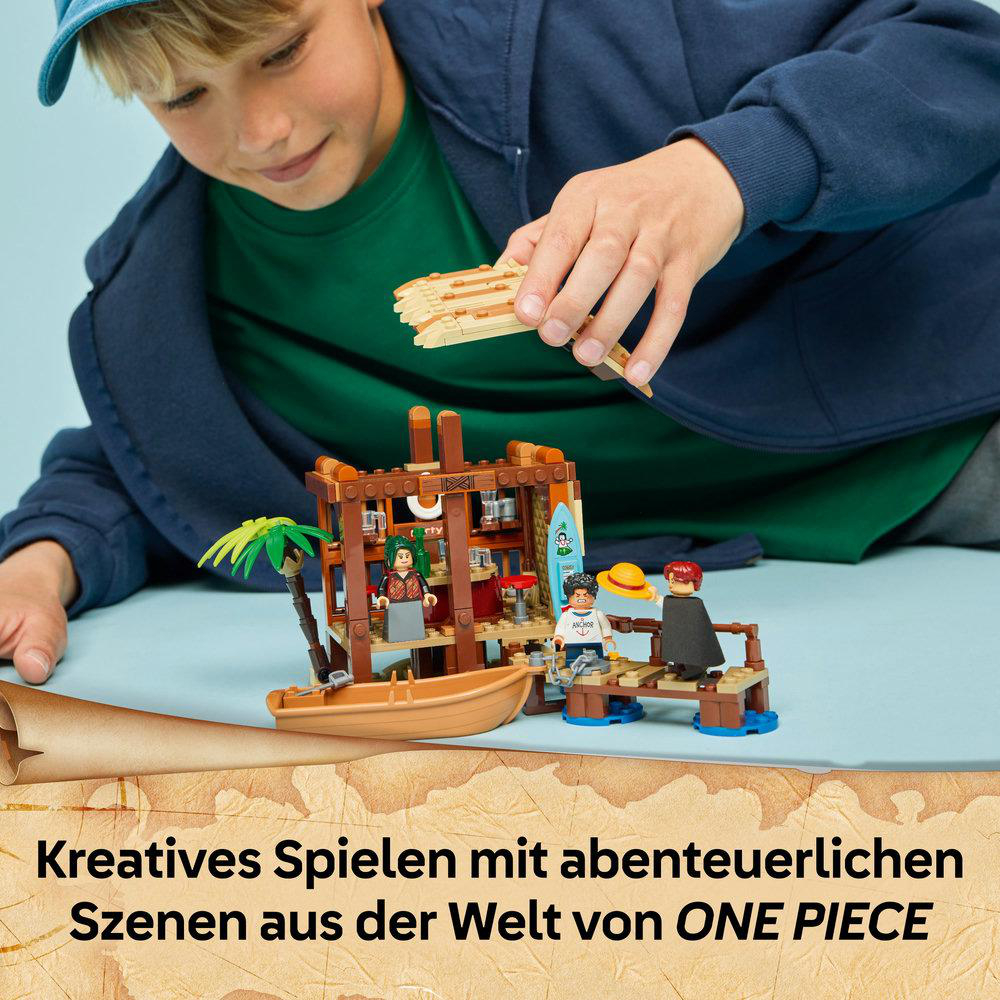 Ein Junge spielt mit einem Lego-Set, das eine Barszene darstellt. Das Set hat Miniaturfiguren. Die Szene ist ein kreatives Spiel mit Abenteuer.
