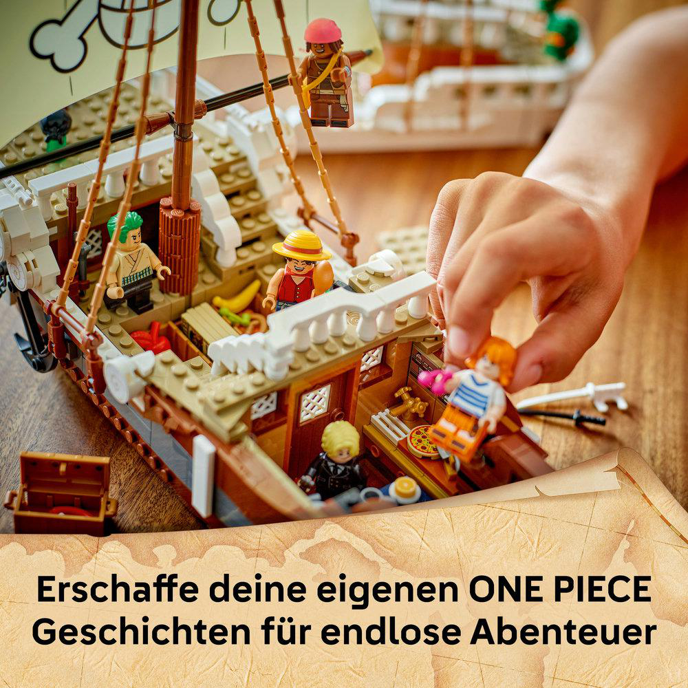 Ein LEGO-Piratenschiff mit Minifiguren wird von einer Hand bespielt. Das Schiff ist braun und weiß. Eine Schatztruhe befindet sich im Vordergrund.