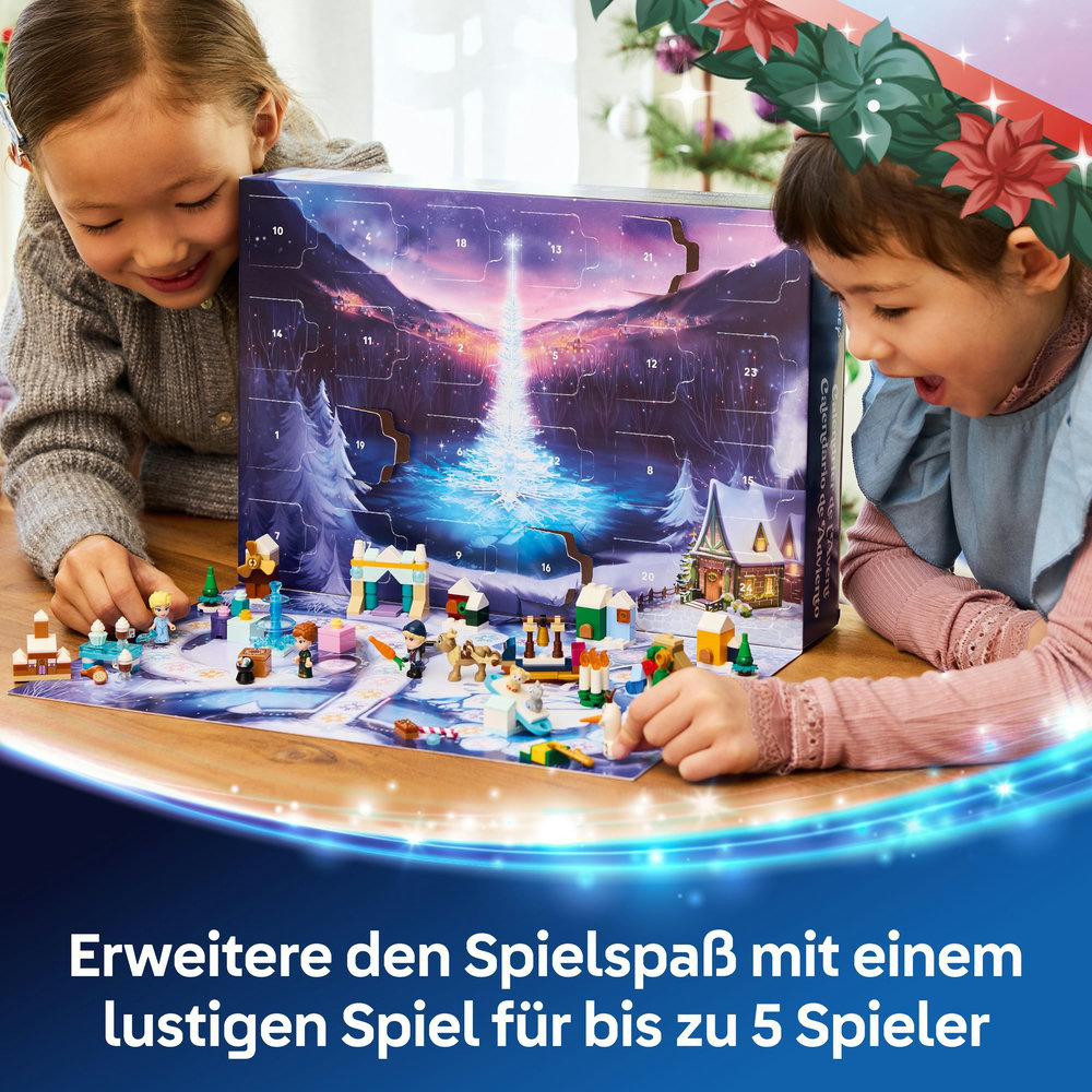 Zwei Kinder spielen mit einem Adventskalender mit Wintermotiv. Der Kalender hat einen verschneiten Baum und Miniaturfiguren.