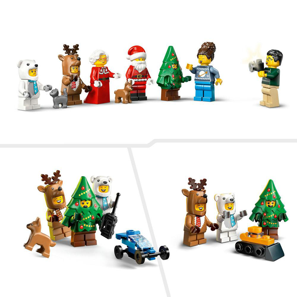 Lego-Figuren als Weihnachtsmann, Rentier und Tannenbäume. Ein Fotograf macht ein Foto. Kleines Auto und brauner Hund sind ebenfalls sichtbar.