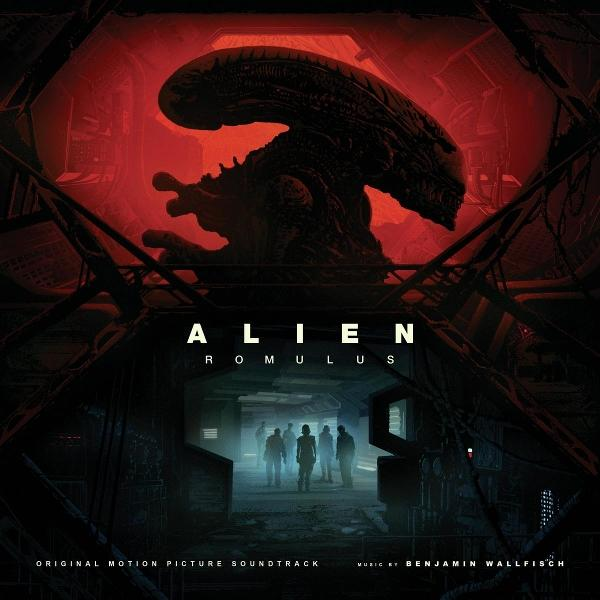 Poster für Alien: Romulus. Zeigt eine Xenomorph-Silhouette über einer Gruppe von Personen in einem dunklen Korridor. Rotes und schwarzes Farbschema.