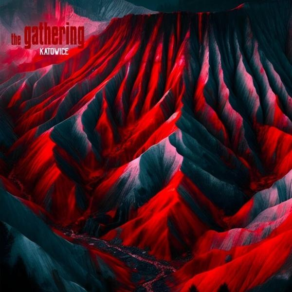 Abstrakte Landschaft mit roten und blauen Farbtönen. Berge mit roten Streifen, Text 'the gathering katowice' oben links.