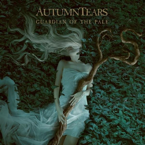 Eine Frau liegt in Blättern und hält einen Ast. Sie trägt ein weißes Kleid. Das Bild ist für das Album Autumn Tears, Guardian of the Pale.