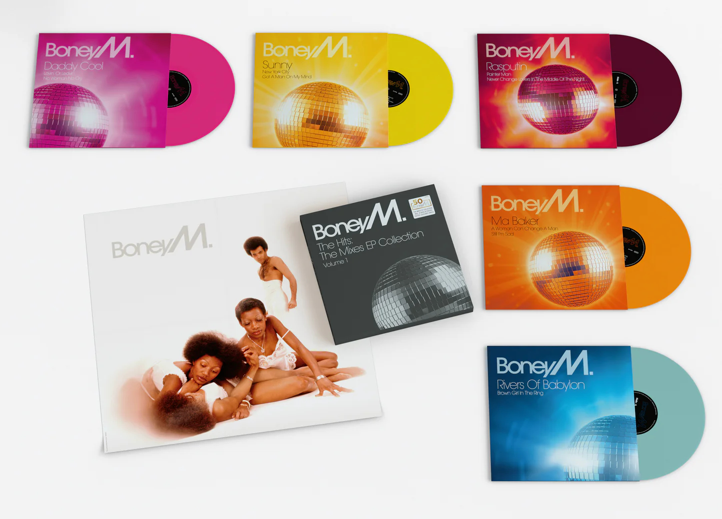 A képen Boney M. albumok borítói és bakelit lemezei láthatók. A borítókon diszkógömbök és a zenekar tagjai szerepelnek. A színek változnak: rózsaszín, sárga, narancs és kék.