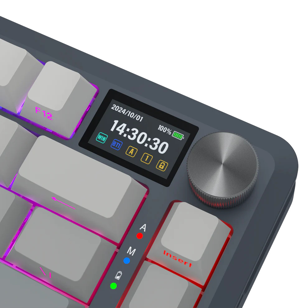 Zbliżenie klawiatury z małym ekranem wyświetlającym godzinę i baterię. Klawisze są białe z podświetleniem RGB, srebrnym pokrętłem i szarą ramą.