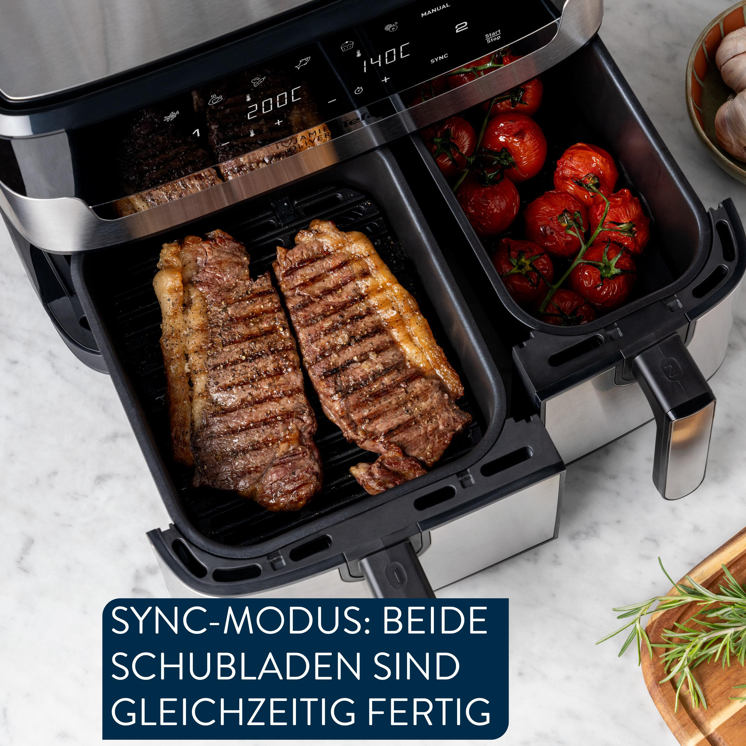 Ein Airfryer mit Steaks und Tomaten. Es zeigt den Synchronisierungsmodus. Die Temperatur ist auf 200 °C und 140 °C eingestellt.