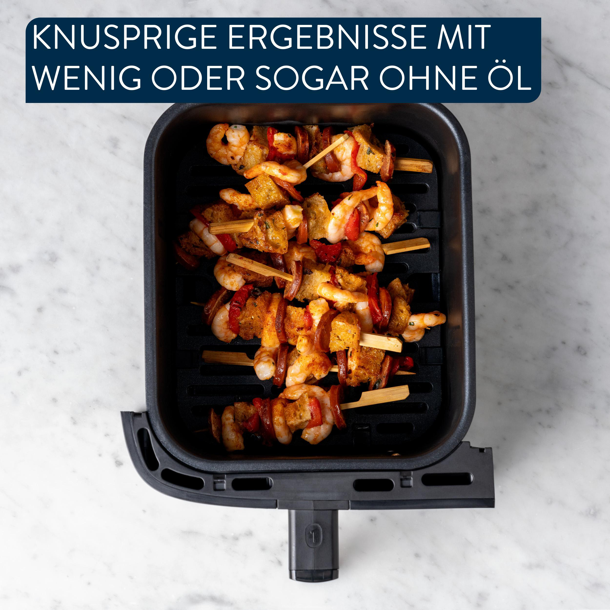 Garnelenspieße mit roter Paprika und Brot in einer schwarzen Heißluftfritteuse. Text oben: "Knusprige Ergebnisse mit wenig oder ohne Öl".