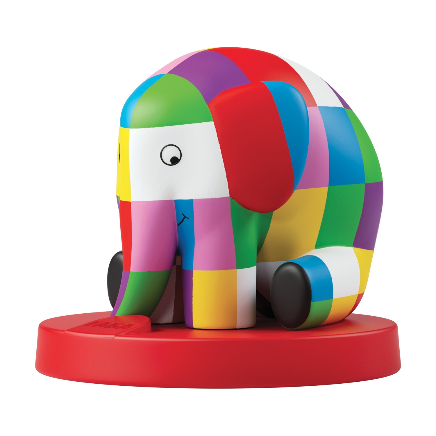 Una statua di elefante colorata con macchie rosse, verdi, blu, gialle e viola, seduta su una base rossa, su sfondo bianco.