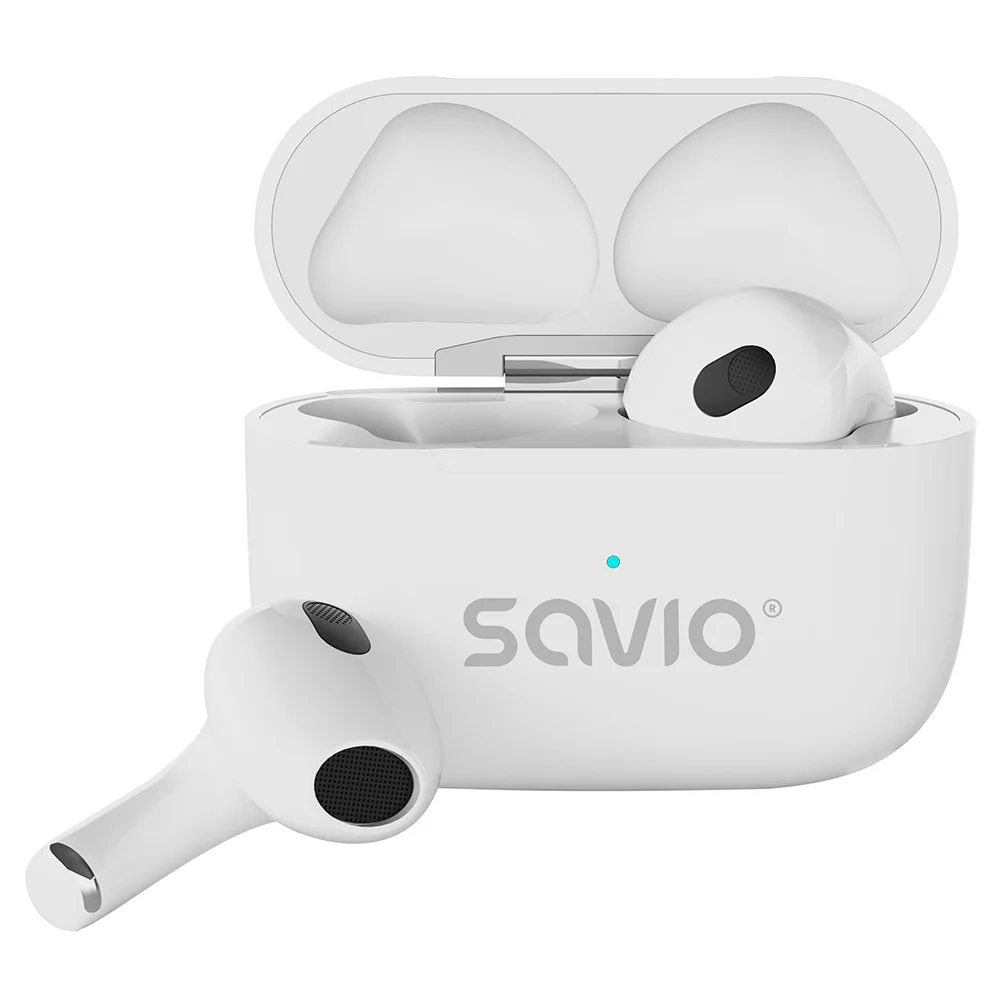 Fehér Savio fülhallgató tok két fülhallgatóval és egy részben benne. A tok nyitva van. A márkanév látható.