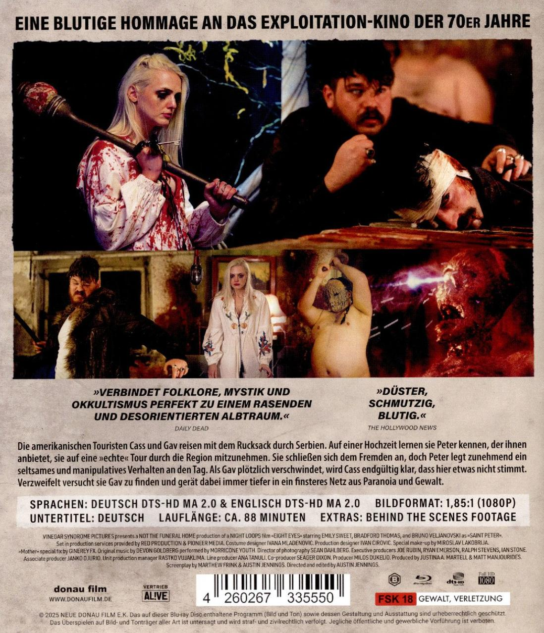 Filmposter mit einer Frau, die eine blutige Waffe hält. Andere Personen sind im Hintergrund. Text oben.