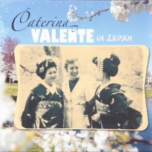 Caterina Valente in Japan. Foto von drei Frauen, zwei in Kimonos, eine in einem Anzug.