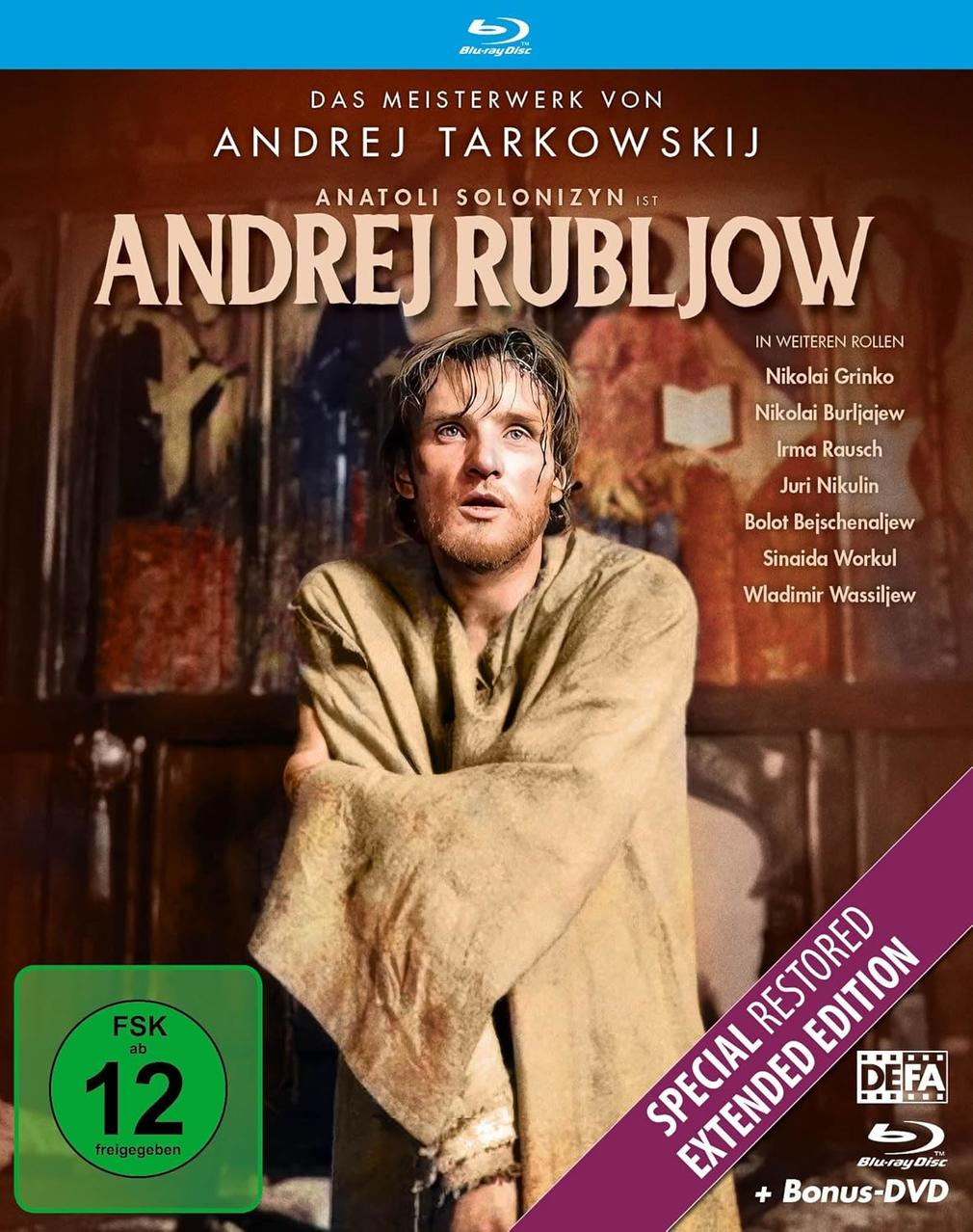 Mann in braunem Gewand blickt nach oben; Filmplakat "Andrej Rubljow".