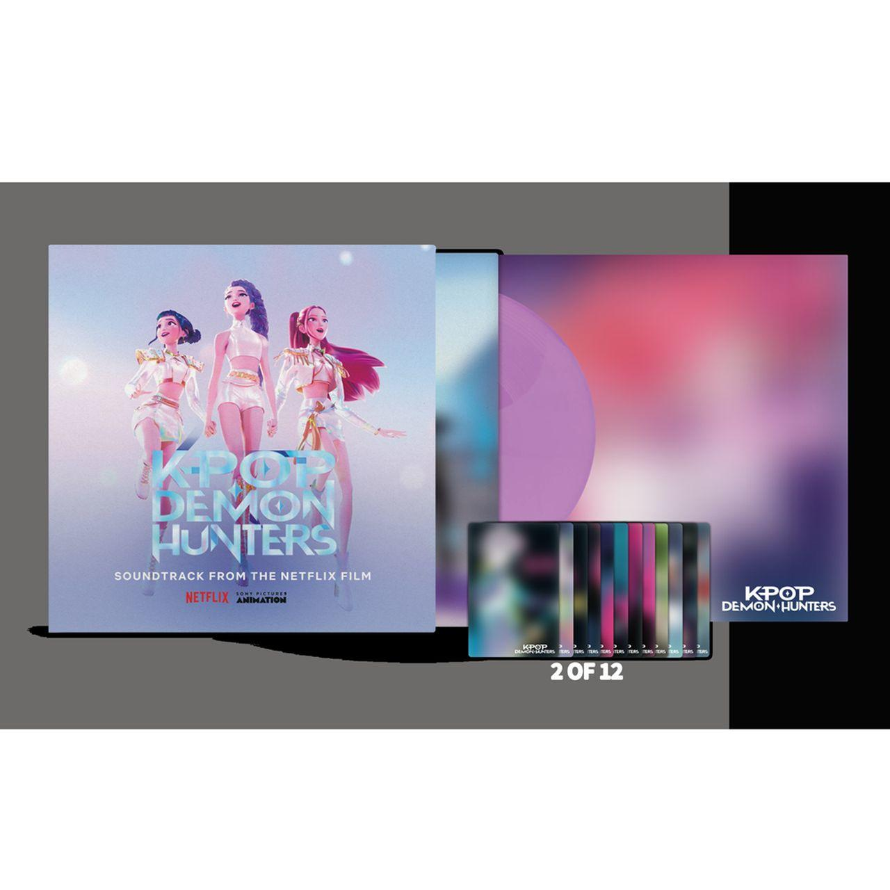 Albumcover für den Soundtrack von K-Pop Demon Hunters. Zeigt drei weibliche Figuren, lila Vinyl und eine Farbpalette.