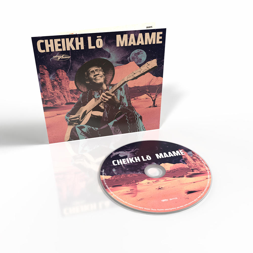 Albumcover und CD von Cheikh Lô Maame. Das Cover zeigt einen Mann, der in einer Wüstenlandschaft Gitarre spielt. Die CD liegt auf einer weißen Oberfläche.
