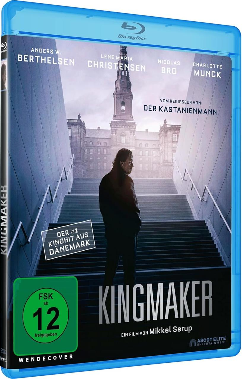 Blu-ray-Disc-Cover für Kingmaker. Ein Mann steht auf Treppen. Text enthält Besetzung, Regisseur und Bewertung. Im Hintergrund ist ein Gebäude zu sehen.