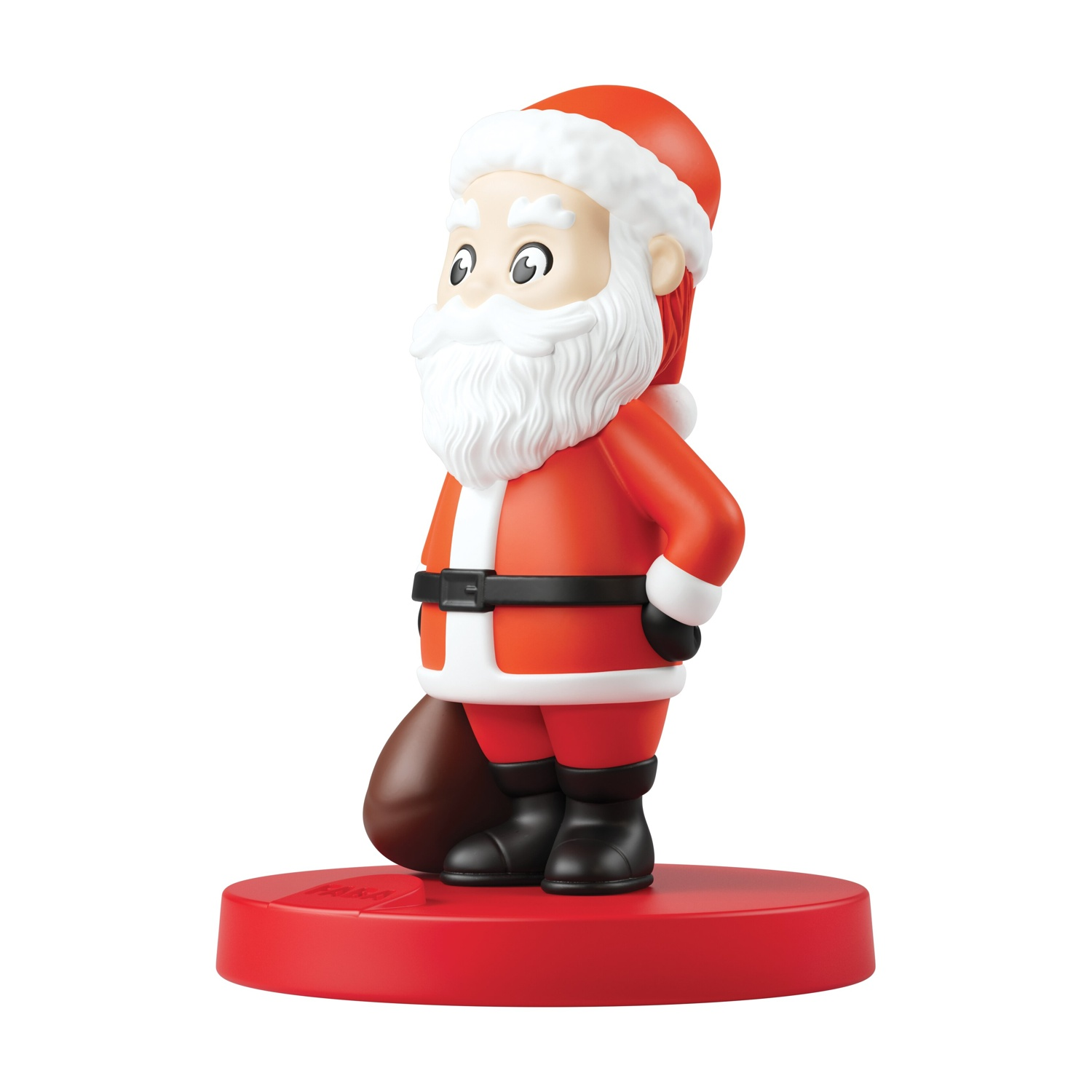 Una statuina di Babbo Natale su una base rossa. Indossa un abito rosso, barba e bordo del cappello bianchi, e un sacco marrone. Stivali neri.