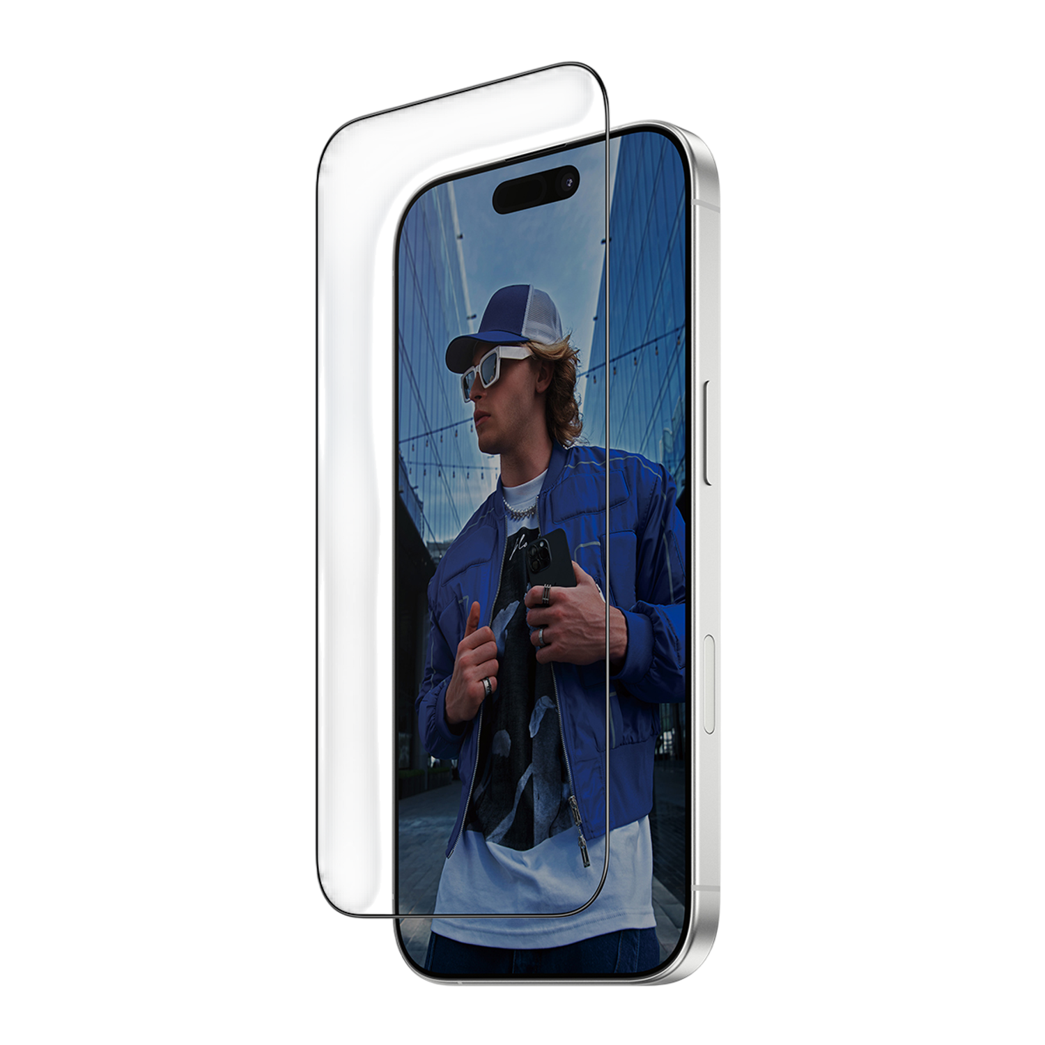 Man met zonnebril en blauw jack in een telefoonscherm. Zwarte achtergrond met telefooncontour. Moderne gebouwenachtergrond.