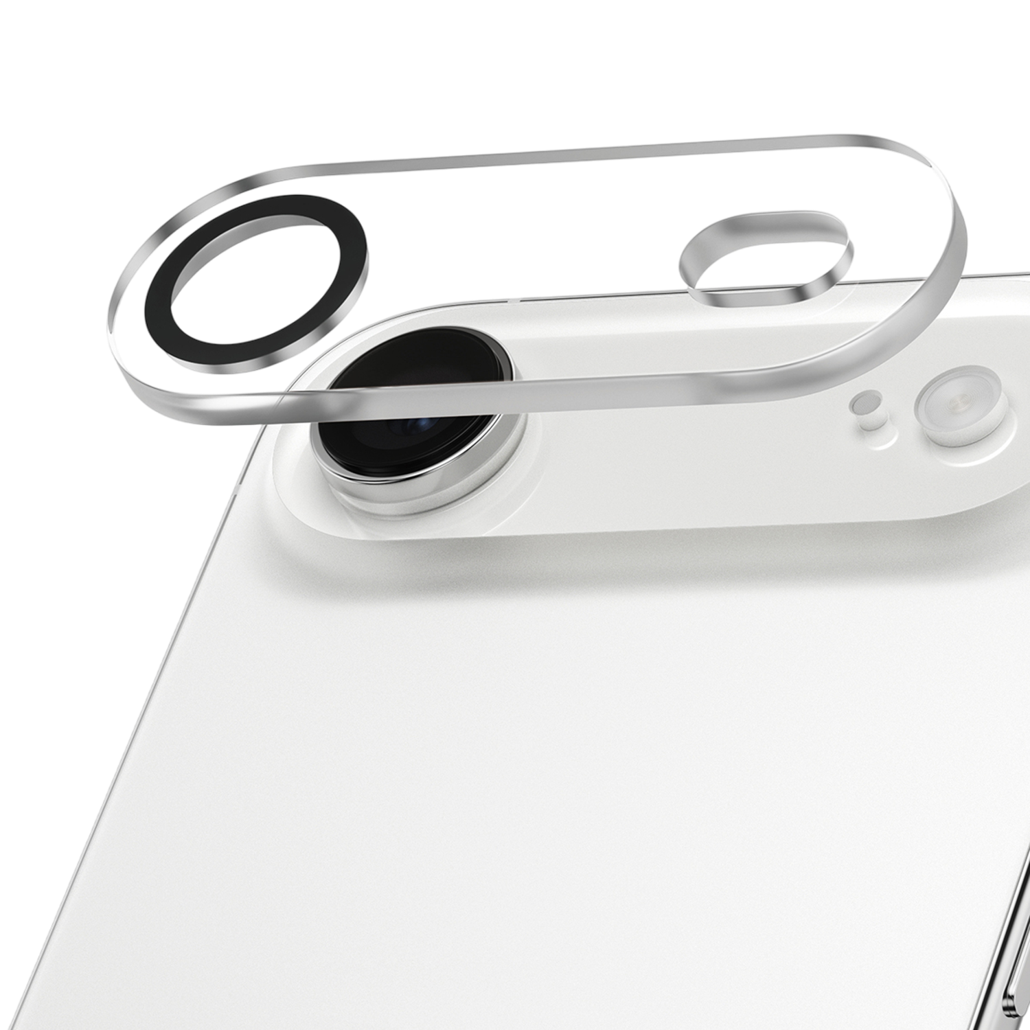 Close-up van een witte smartphone met een zilveren camerabeschermer. De beschermer heeft cirkelvormige uitsparingen voor de lenzen.