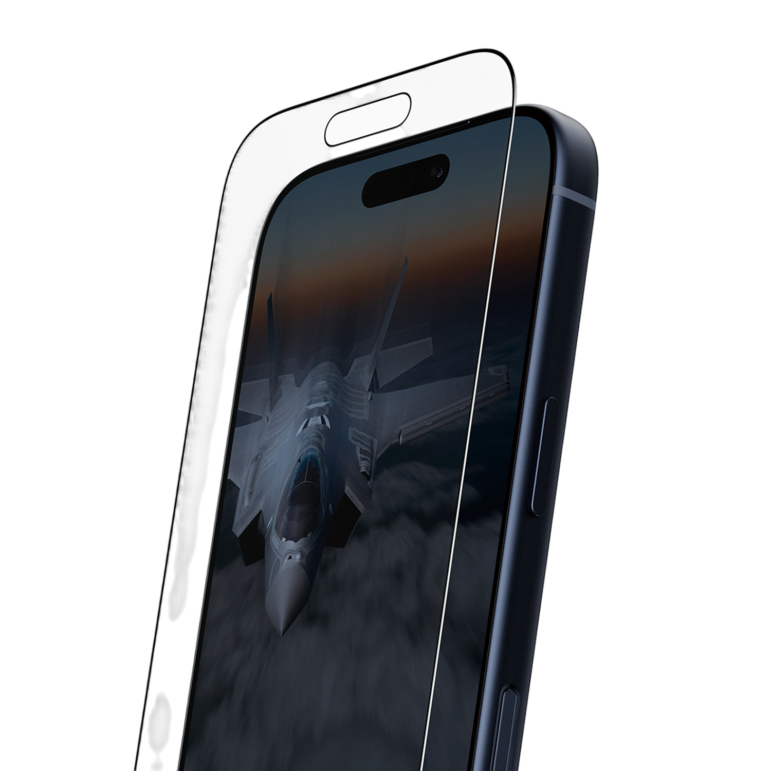 Een smartphone met een schermbeschermer. Het scherm toont een gevechtsvliegtuig dat door wolken vliegt. Zwarte achtergrond.