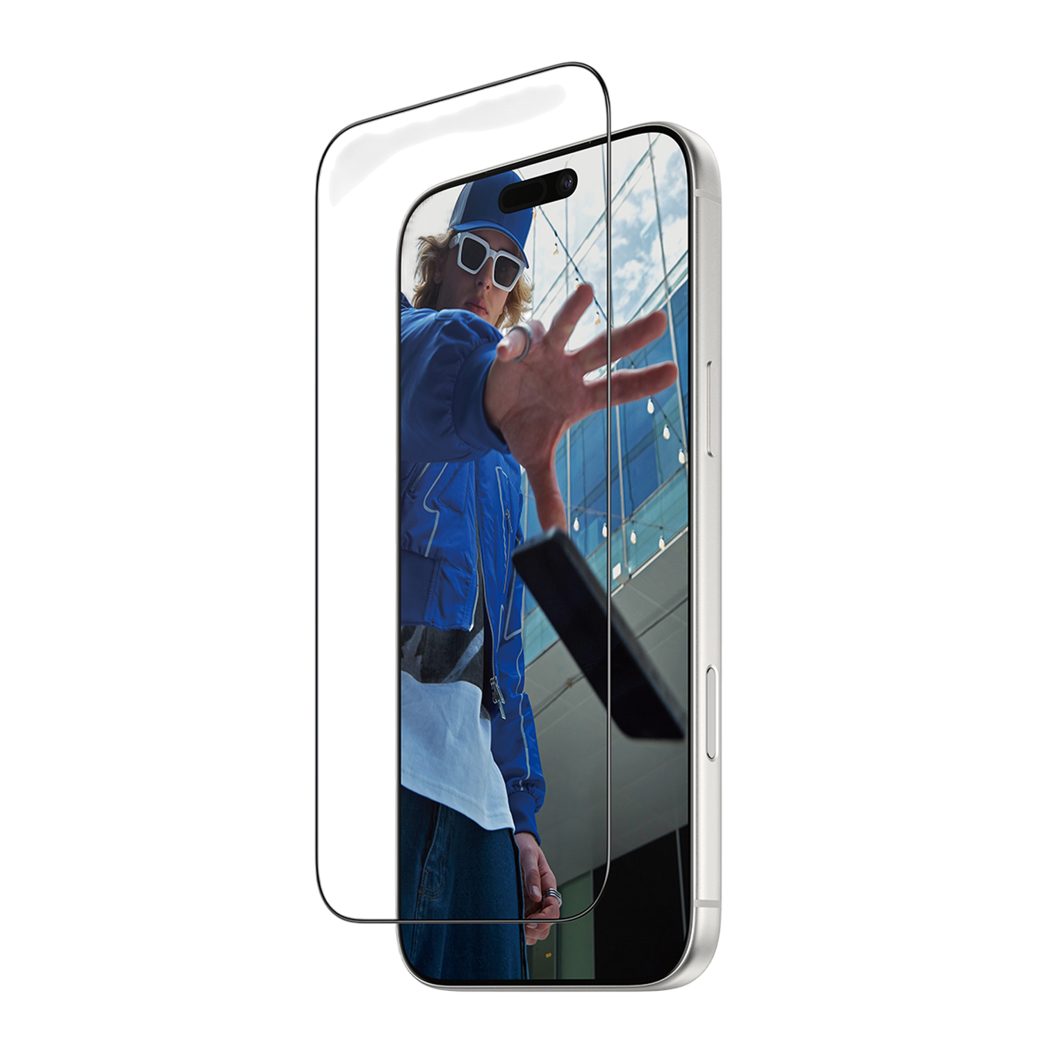 Een persoon in een blauwe jas en pet reikt uit, weerspiegeld in een smartphone. Achtergrond toont een modern gebouw.