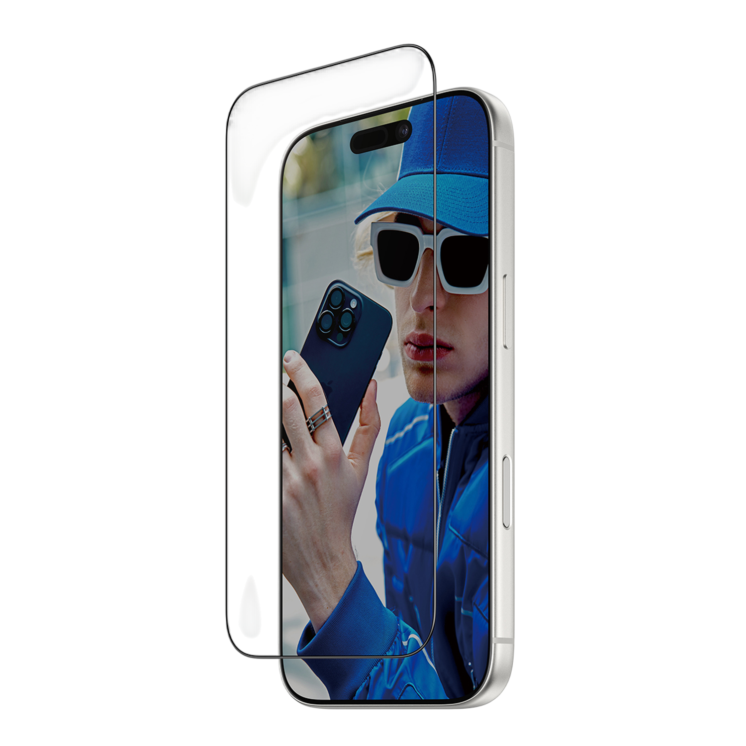 Een persoon met een zonnebril en een blauwe hoed houdt een zwarte telefoon vast. De telefoon zit in een transparante telefoonhoes, zwarte achtergrond.