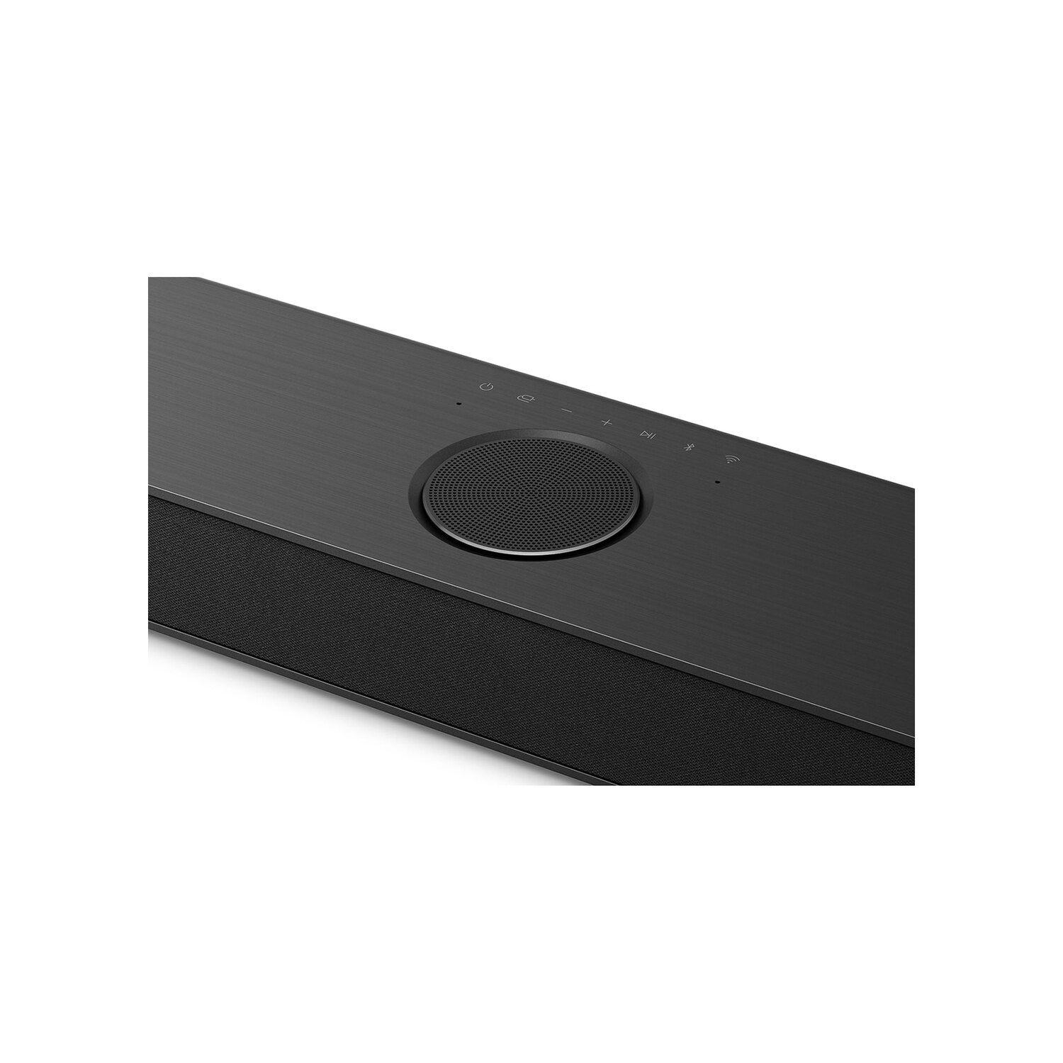 Une barre de son noire, avec des boutons de commande et une grille de haut-parleur centrale. Le dessus est en métal brossé et le dessous en tissu.