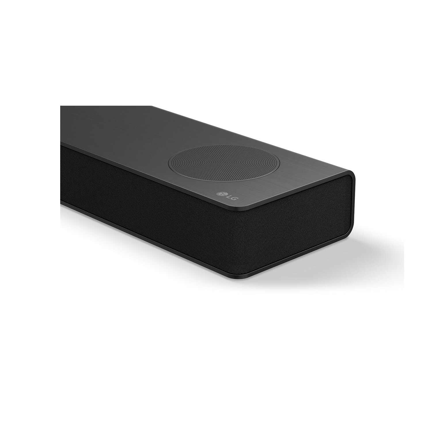 Une barre de son LG noire sur une surface blanche. Elle possède une grille de haut-parleur, un dessus en métal brossé et le logo LG.