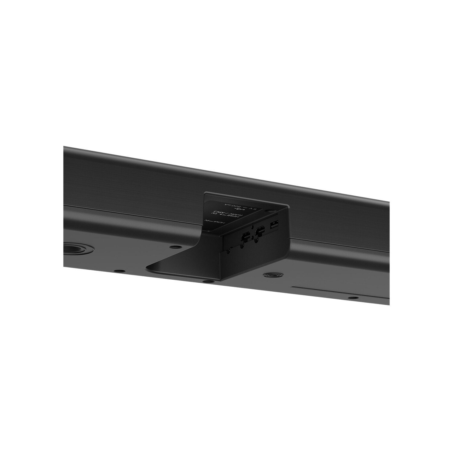 Gros plan sur une barre de son noire avec un support noir. Les ports et les étiquettes sont visibles. Le fond est blanc.