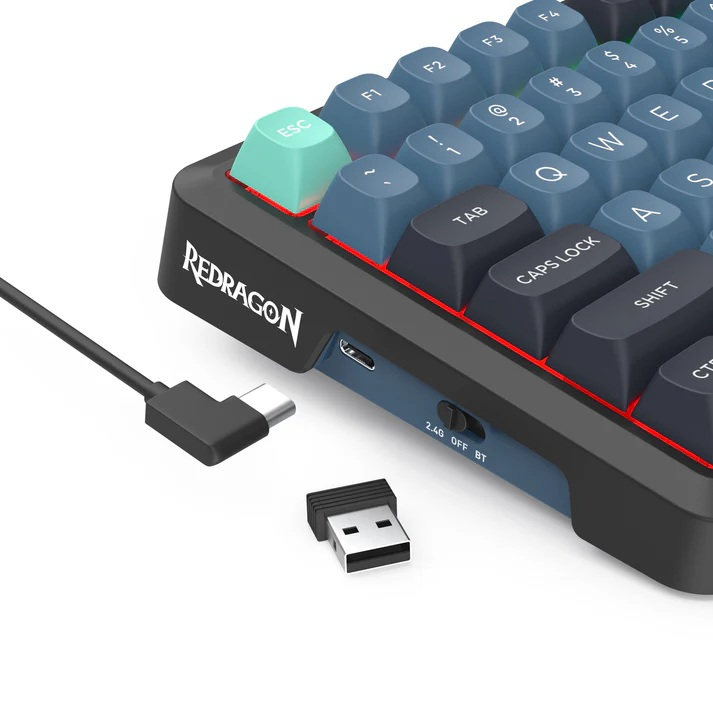 Klawiatura Redragon z niebieskimi i czarnymi klawiszami, klawiszem ESC, kablem USB-C i odbiornikiem USB jest widoczna.