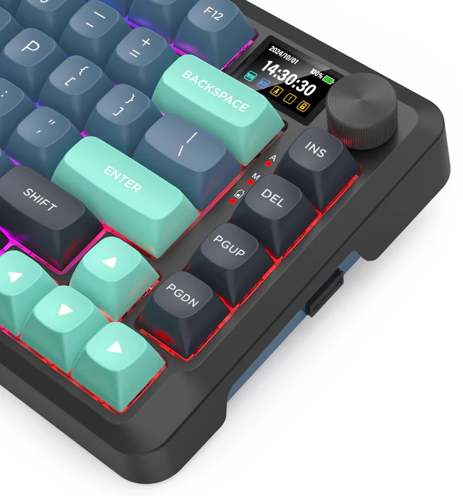 Zbliżenie klawiatury mechanicznej z turkusowymi i szarymi klawiszami. Mały ekran wyświetla datę i godzinę. Pokrętło obrotowe znajduje się po prawej stronie.
