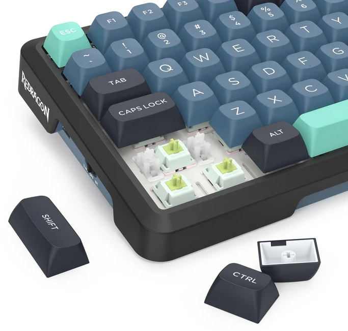 Zbliżenie klawiatury mechanicznej. Klawisze w różnych odcieniach niebieskiego, niektóre usunięte. Klawisze Shift i Ctrl również są oddzielone.