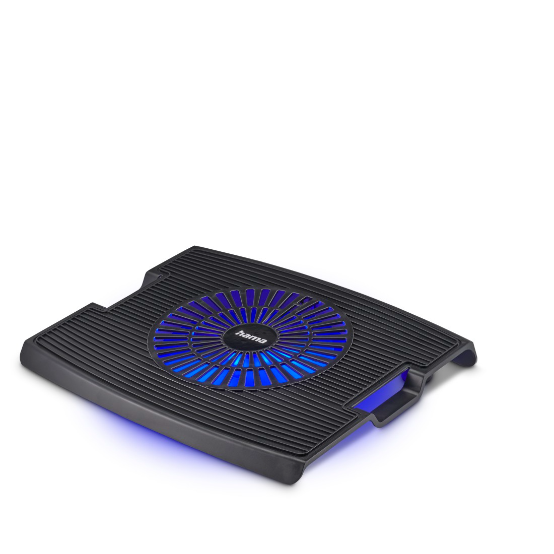 Egy fekete laptop hűtő kék megvilágítású ventilátorral. A 'hama' márkanév látható a ventilátoron. A háttér fehér.