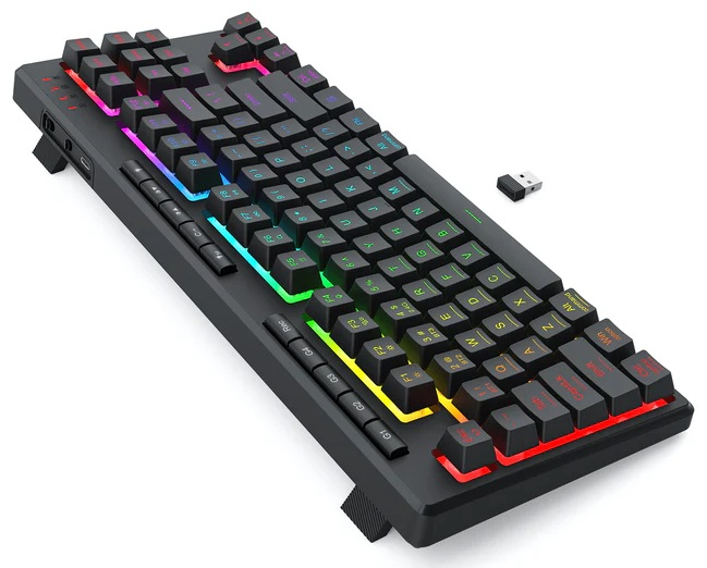 Czarna klawiatura gamingowa z podświetlanymi klawiszami w wielu kolorach, odbiornikiem USB i białym tłem.