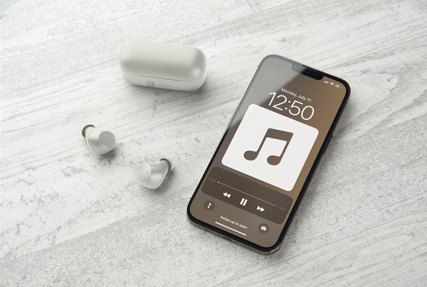 Auriculares blancos y estuche de carga junto a un teléfono inteligente que muestra la interfaz de una aplicación de música en una superficie de madera.