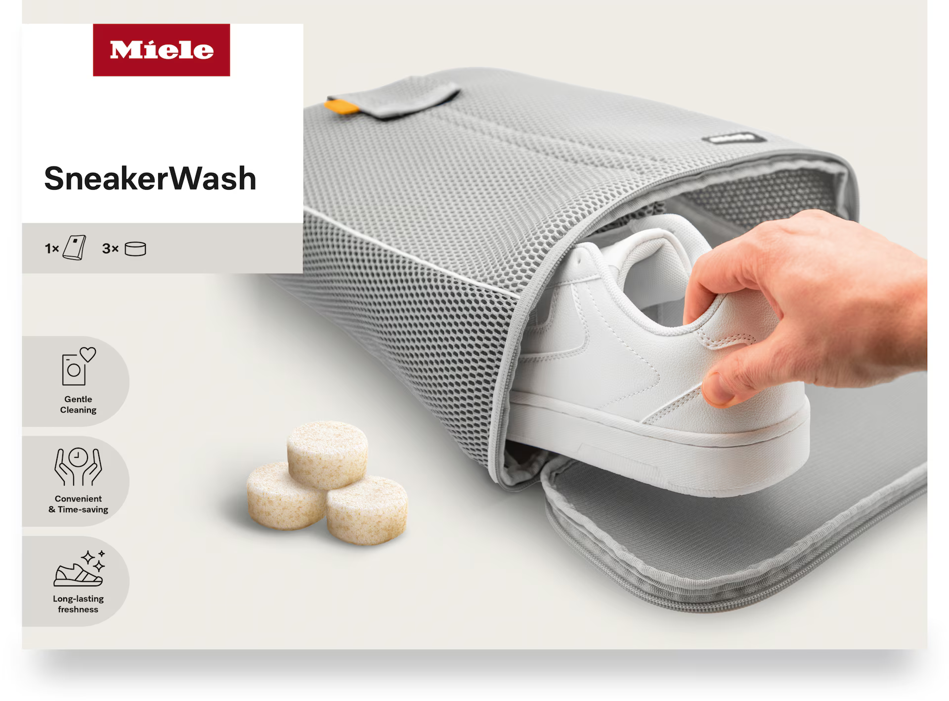 Ein weißer Sneaker wird in eine graue Netztasche gelegt. Im Vordergrund befinden sich drei Reinigungstabletten. Das Miele-Logo ist oben.