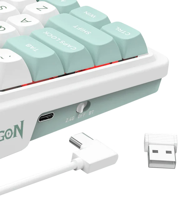 Zbliżenie białej i miętowo-zielonej klawiatury. Biały kabel USB i klucz USB znajdują się blisko klawiatury.