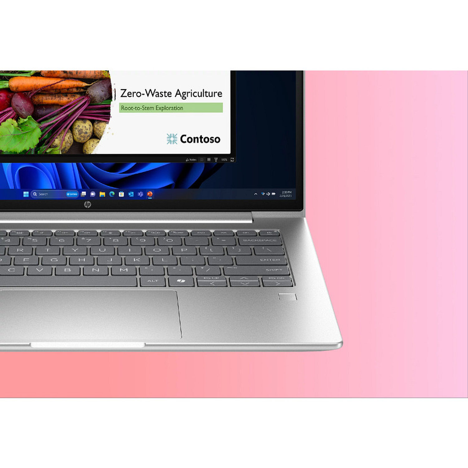 Laptop toont presentatie over Zero-Waste Agriculture. Groenten op het scherm. De laptop staat op een roze gradiënt achtergrond.