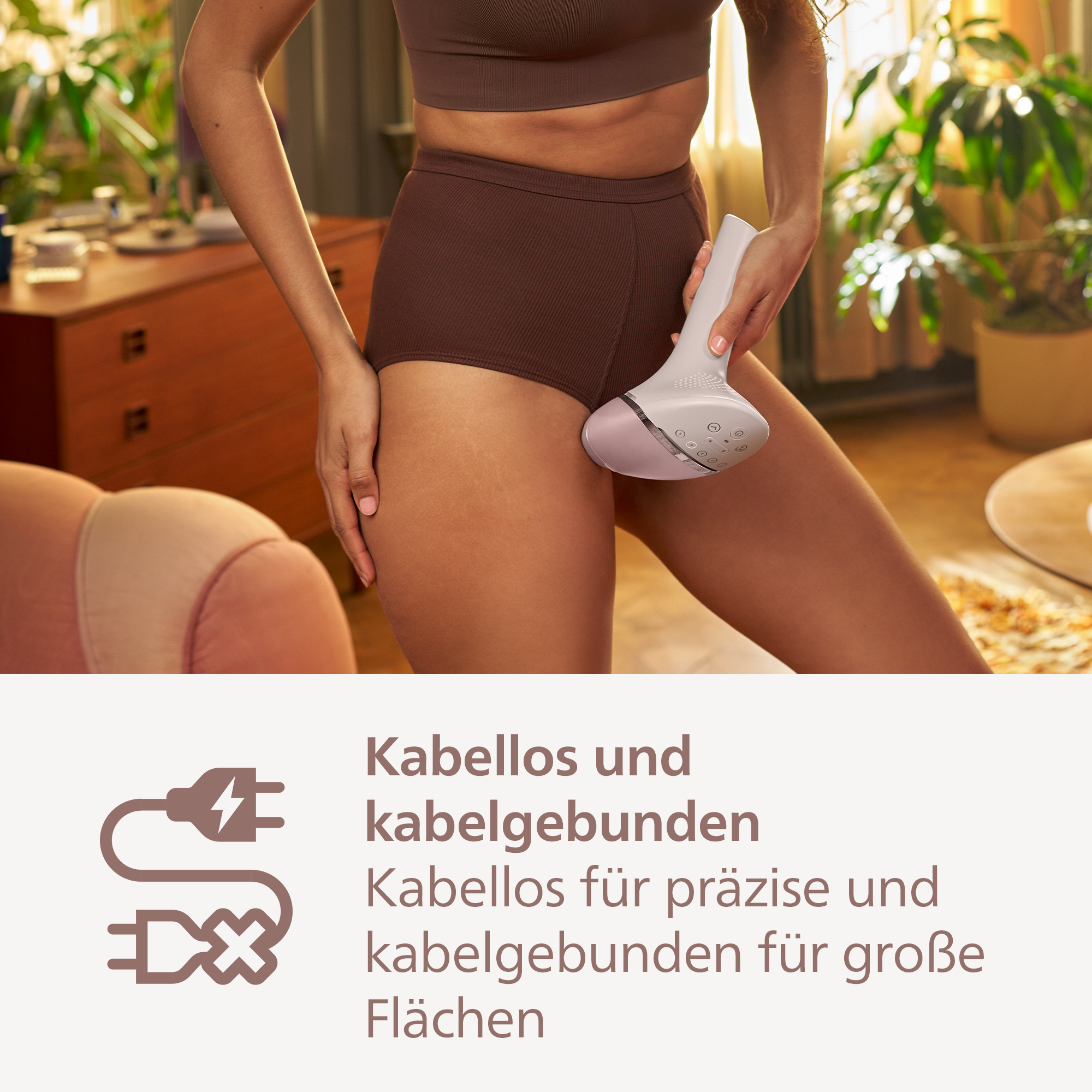 Femme utilisant un appareil d'épilation sur sa jambe. L'appareil est blanc et rose. L'arrière-plan est une pièce avec des plantes.