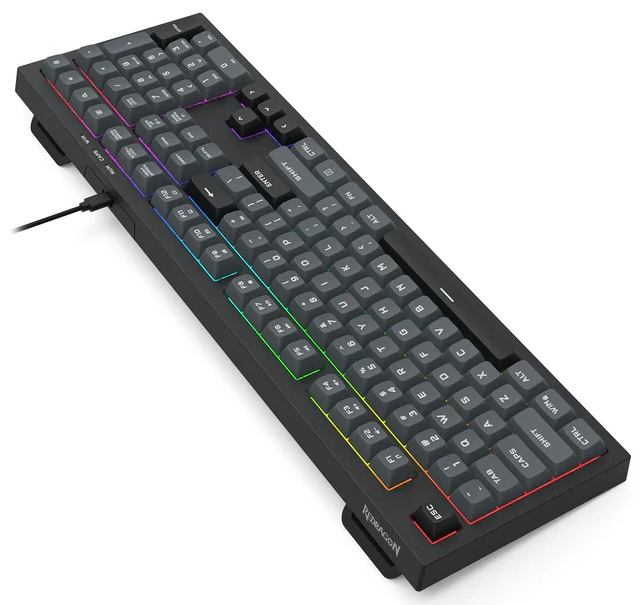 Czarna klawiatura Redragon z szarymi klawiszami. Klawisze mają białe litery i cyfry. Tęczowe światła oświetlają krawędzie.