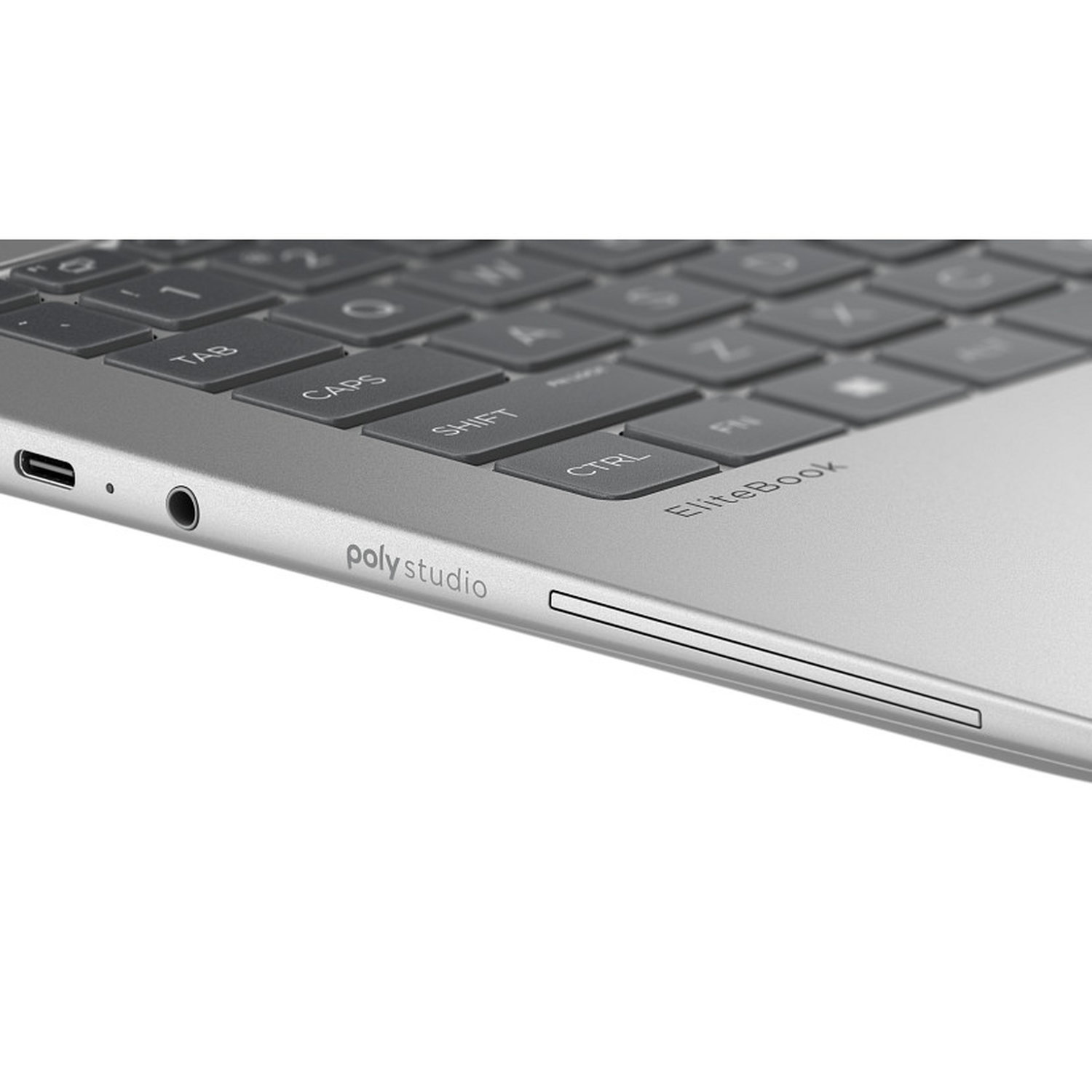 Close-up van een zilveren laptoptoetsenbord. De toetsen zijn grijs met witte letters. De toetsen 'Shift', 'Ctrl', 'Caps' en 'Tab' zijn zichtbaar.