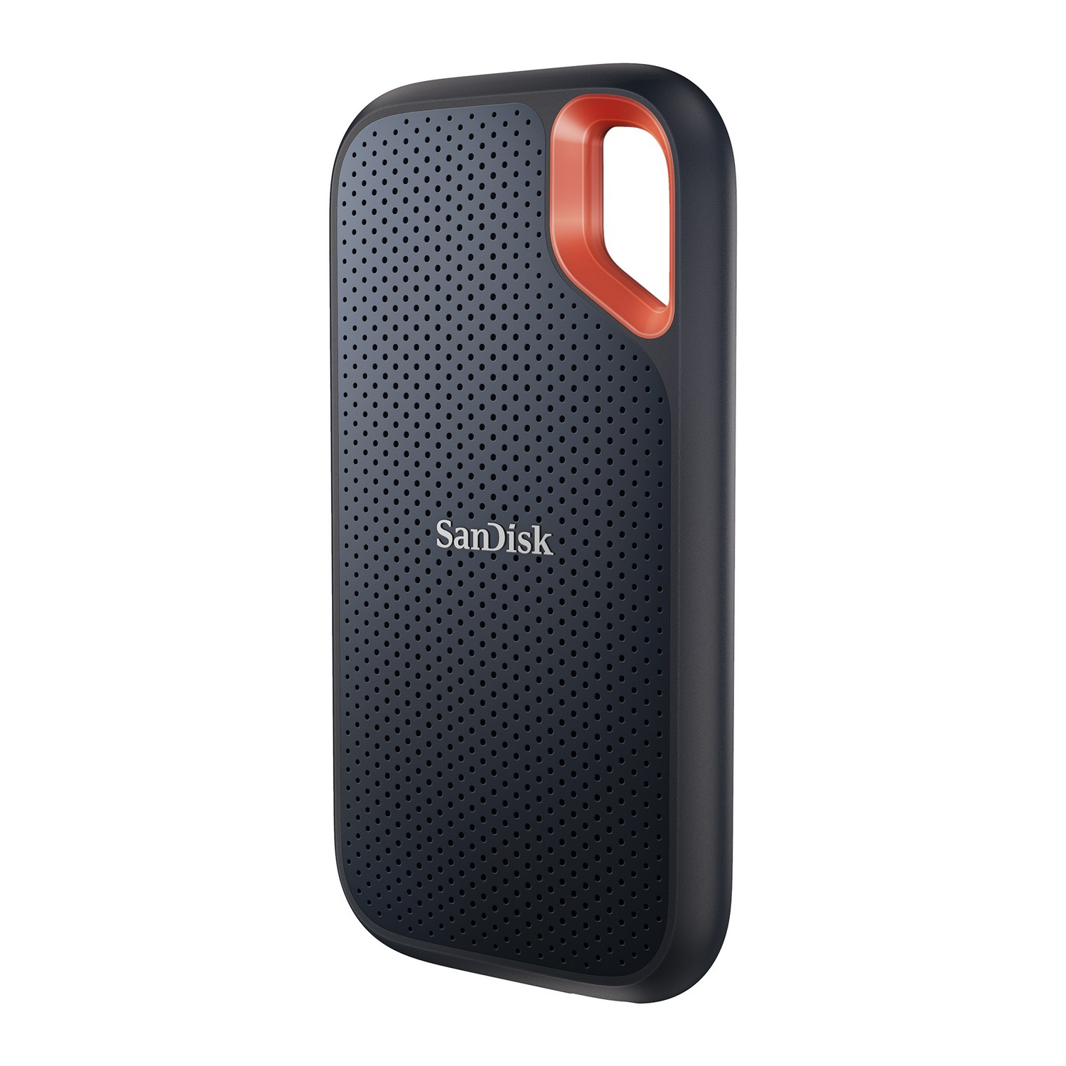 Un disco duro externo SanDisk negro y naranja. Tiene un panel frontal perforado, un asa naranja y el logotipo de SanDisk.