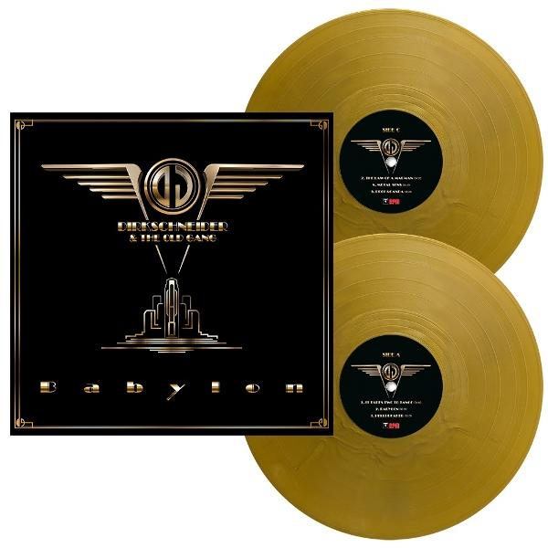 Goldene Schallplatten und Albumcover. Cover ist schwarz mit goldenem Text und Logo. Platten sind mit Titeln und Bandlogo beschriftet.