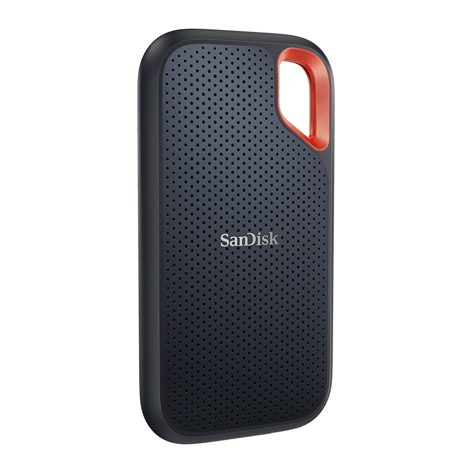 Un disco duro externo Sandisk negro y gris. Tiene un asa roja. La superficie tiene muchos agujeros pequeños.