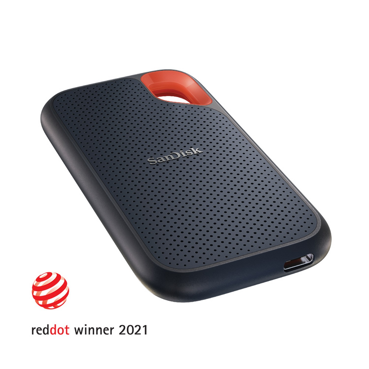 Disco duro portátil SanDisk gris oscuro con acento naranja. Logotipo Red Dot Winner 2021 visible. Superficie perforada y un puerto USB.