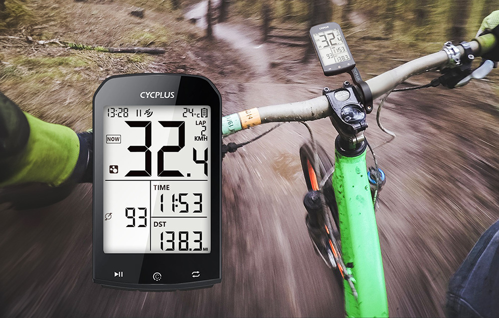 Hegyikerékpáros. A sebességmérő 32,4 km/h-t mutat. A kormány és a zöld váz látható. Egy földúton halad.