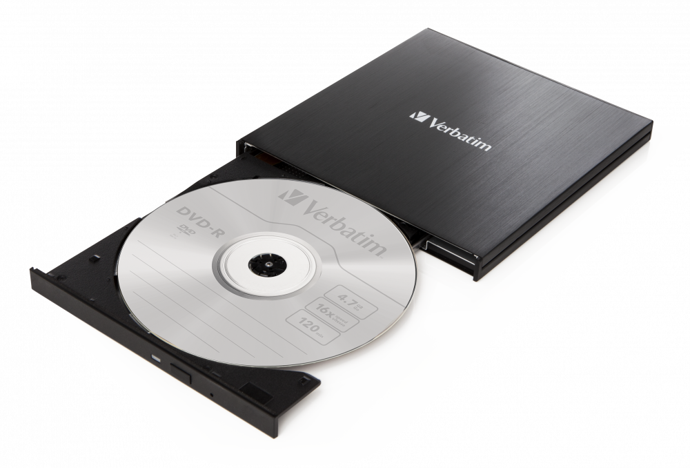 Siyah bir Verbatim harici DVD sürücüsü, tepsisi açık. Gümüş renkli bir DVD-R diski kısmen takılı. Siyah arka planlı beyaz yüzey.